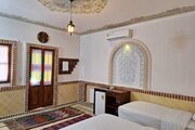 اتاق مینا در طبقه اول اقامتگاه بومگردی نطنز | یخچال و مینی بار اتاق