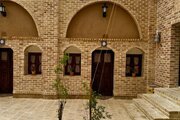 اتاق سنتی ایوان در اقامتگاه بومگردی شاهین شهر و میمه