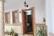 اتاق 6 در طبقه زیرهمکف اقامتگاه بومگردی نطنز | ورودی اتاق از منظر حوضخانه دیا.وا