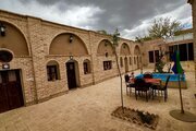 اتاق سنتی ایوان در اقامتگاه بومگردی شاهین شهر و میمه