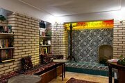 اتاق شاه نشین در اقامتگاه بومگردی اصفهان