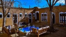 اتاق سه دری در اقامتگاه بومگردی در فارس