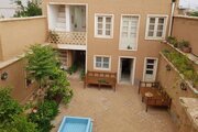 اتاق۳ تخته(سه دری) در اقامتگاه بومگردی در سروستان