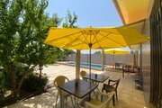 عمارت آرتین استخردار چهار فصل با فوتبال دستی در چهارباغ
