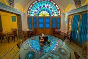 اتاق 3 تخت در هتل سنتی عزیز کاشان