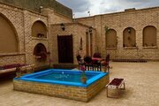 اتاق سنتی پنج دری در اقامتگاه بومگردی شاهین شهر و میمه