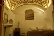 اتاق شاه نشین در اقامتگاه بومگردی کاشان
