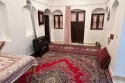 اتاق سنتی پنج دری در اقامتگاه بومگردی شاهین شهر و میمه