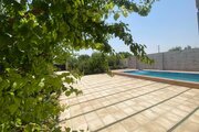 عمارت آرتین استخردار چهار فصل با فوتبال دستی در چهارباغ