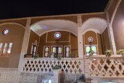 اتاق شاه نشین در اقامتگاه بوم گردی کاشان