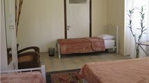 اتاق چهار نفره در هاستل در تهران