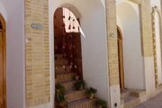 اتاق شاه نشین در اقامتگاه بومگردی کرمان