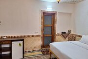 اتاق 5 در طبقه زیرهمکف اقامتگاه بومگردی نطنز | سرویس بهداشتی و تاقچه سنتی کنار تخت