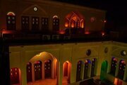 اتاق سنتی سه تخته دری در بوم گردی کاشان