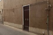 واحد سنتی تکخواب ماه نشین در بومگردی کاشان | در ورودی و نمای ساختمان 