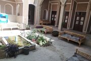 اتاق اقامتگاه بومگردی 2 نفره پروین اعتصامی در یزد