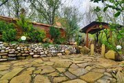کلبه دوطبقه چوبی درختی صنوبر در بومگردی سوادکوه