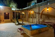 اتاق سنتی پنج دری در اقامتگاه بومگردی شاهین شهر و میمه