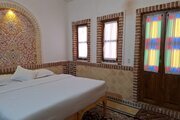 اتاق 6 در طبقه زیرهمکف اقامتگاه بومگردی نطنز | پنجره های روبه حوضخانه