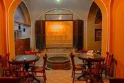 اتاق سنتی سه تخته دری در بوم گردی کاشان