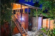 کلبه دوطبقه چوبی درختی صنوبر در بومگردی سوادکوه