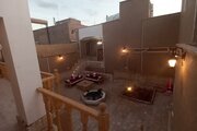 اتاق شاه نشین در اقامتگاه بومگردی کاشان
