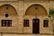 اتاق سنتی پنج دری در اقامتگاه بومگردی شاهین شهر و میمه