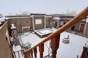 اتاق بالا نشین اقامتگاه بومگردی در شاهرود
