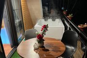 کلبه سوئیسی تکخواب جکوزی دار آیهان در ماسال | نمای تراس پشت درشب 