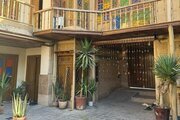 اتاق شاهنشین در اقامتگاه بومگردی شیراز