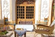 اتاق سه دری در اقامتگاه بومگردی کرمان