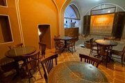 اتاق سنتی دوتخته گوشواره پنج دری در بوم گردی کاشان