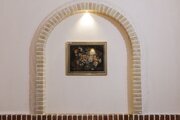 اتاق 4 در طبقه اول اقامتگاه بومگردی نطنز | کوبلن دوزی قدیمی بعنوان اکسسوری اصیل 