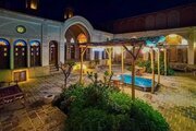 اتاق سنتی سه تخته دری در بوم گردی کاشان