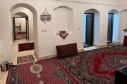 اتاق سنتی پنج دری در اقامتگاه بومگردی شاهین شهر و میمه