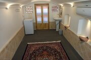 اتاق نشیمن در طبقه زیرهمکف اقامتگاه بومگردی کاشان