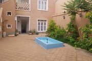 اتاق۳ تخته(سه دری) در اقامتگاه بومگردی در سروستان