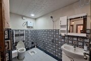اتاق 5 در طبقه زیرهمکف اقامتگاه بومگردی نطنز | نمای کلی سرویس بهداشتی و حمام 