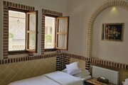 اتاق 4 در طبقه اول اقامتگاه بومگردی نطنز | پنجره های مشرف به ایوان اقامتگاه