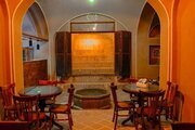 اتاق سنتی دوتخته دالو در بوم گردی کاشان