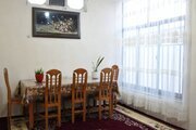 ویلا دو خواب در سنندج | میز نهار خوری بزرگ با نور دهی عالی
