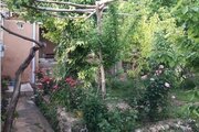 اتاق در اقامتگاه بومگردی در اسفراین