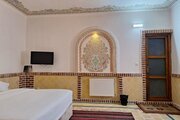 اتاق مینا در طبقه اول اقامتگاه بومگردی نطنز | تلویزیون و نمای داخل اتاق