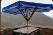 کلبه دوخوابه باجکوزی روباز در وانکوه | صندلی با سایه بان چتری