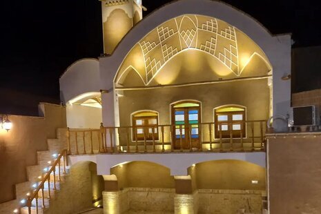 اتاق تابستانه در طبقه همکف اقامتگاه بومگردی کاشان