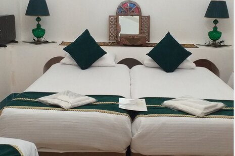 اتاق 3 تخته شهرود در اقامتگاه بومگردی در کاشان