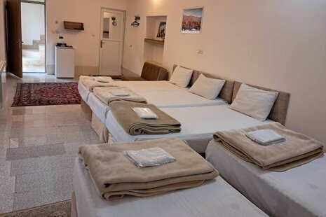 اتاق پنج تخت اقامتگاه سنتی در یزد