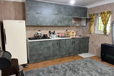 واحد تکخواب مبله در طبقه ی همکف ویلا سواد کوه