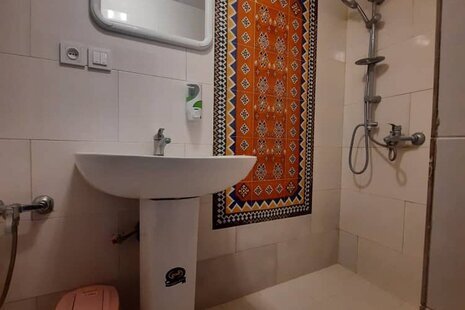 اتاق سه دری در اقامتگاه سنتی نطنز