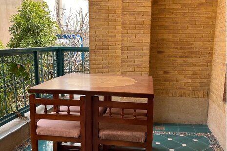 اتاق بالکن دار در عمارت بومگردی شیراز